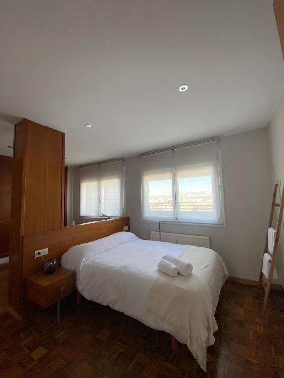 - une chambre avec un lit et 2 serviettes dans l'établissement Piso en el centro A Coruña - Cuatro Caminos, à La Corogne