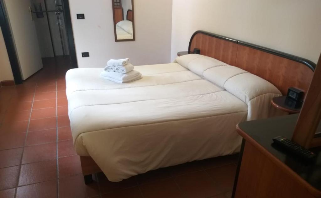 Łóżko lub łóżka w pokoju w obiekcie LH Albergo il Picchio