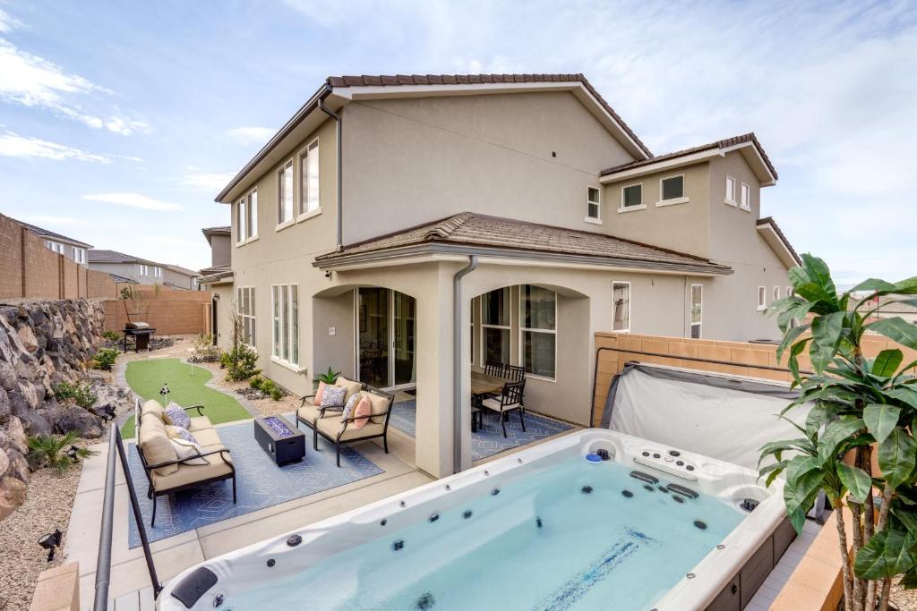 Πισίνα στο ή κοντά στο 12 Mi to Sand Hollow Spacious Home with Game Room