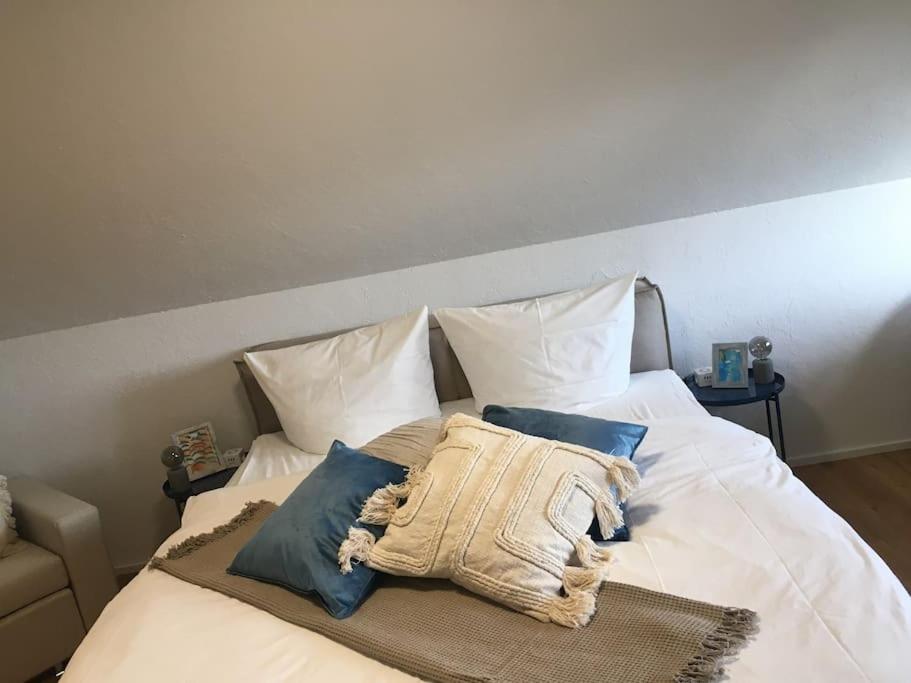UnterbrändにあるModernes Apartment mit herrlichem Blick ins Grueneの白いベッド(上に青い枕付)