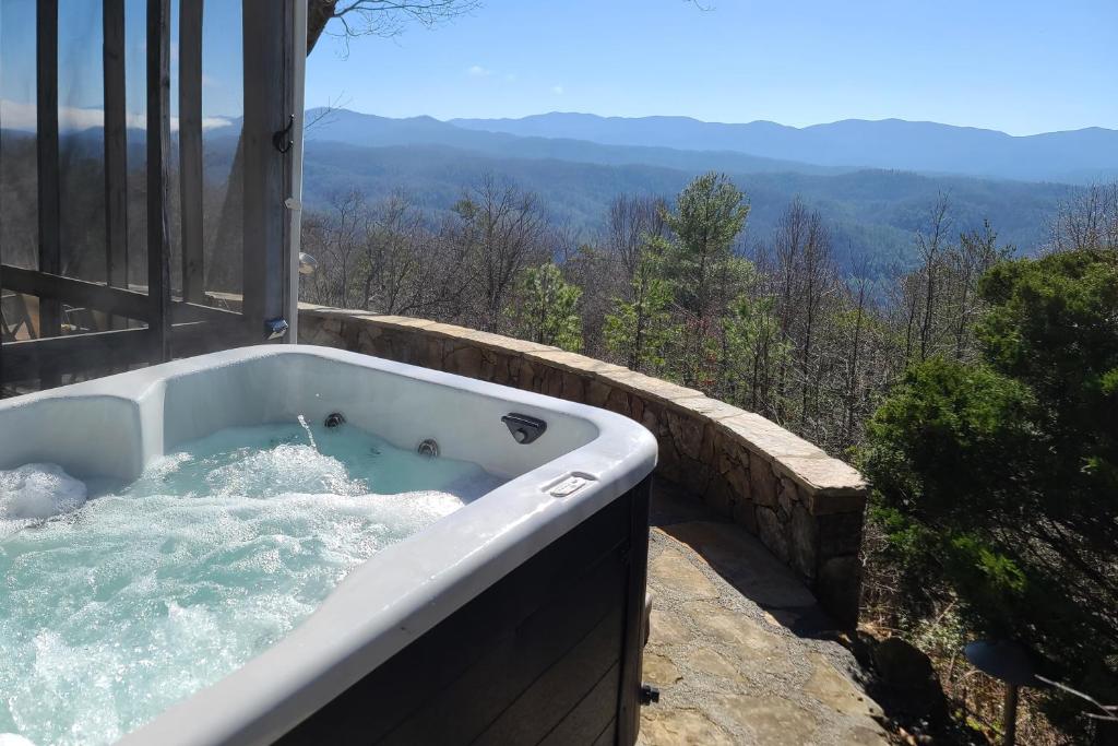 bañera con vistas a las montañas en Smoky Mountain Vista en Tallassee