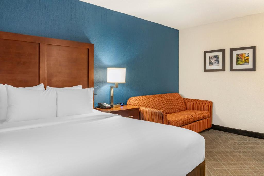 Postel nebo postele na pokoji v ubytování Comfort Inn University
