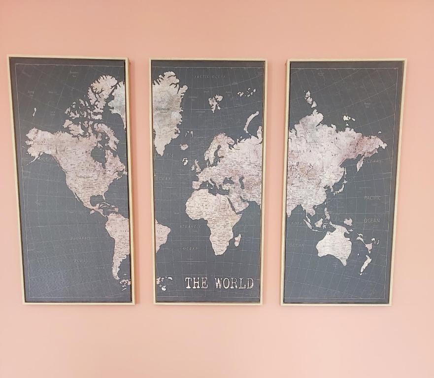 Trzy oprawione mapy świata na ścianie w obiekcie T3 rénové en face des Thermes w mieście Néris-les-Bains