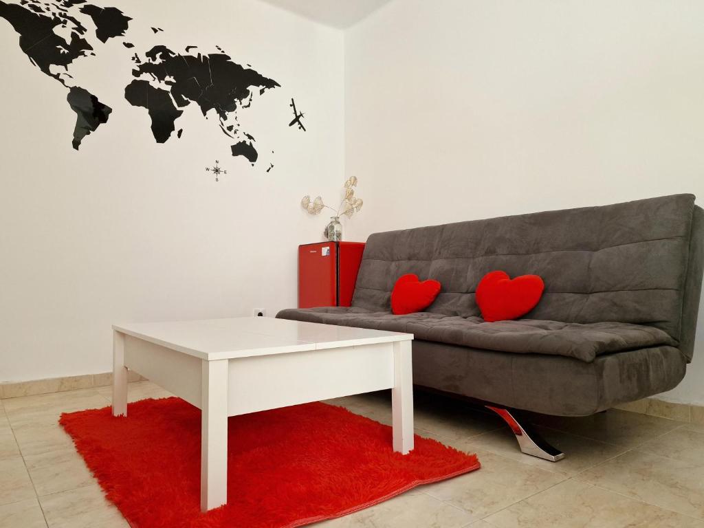 sala de estar con sofá y 2 corazones rojos en Cuore Bernabeu, en Madrid