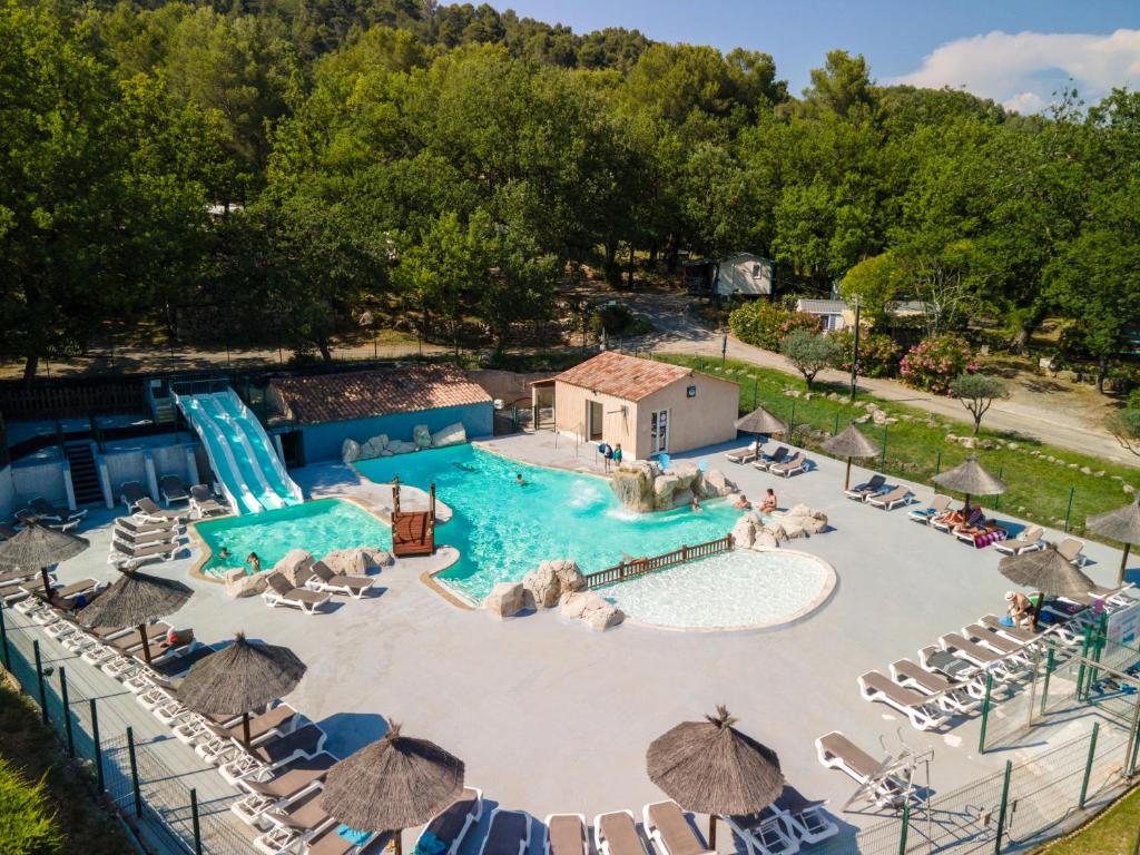 une vue aérienne d'une piscine dans un complexe hôtelier dans l'établissement Camping Domaine Villa Verde, à Callas
