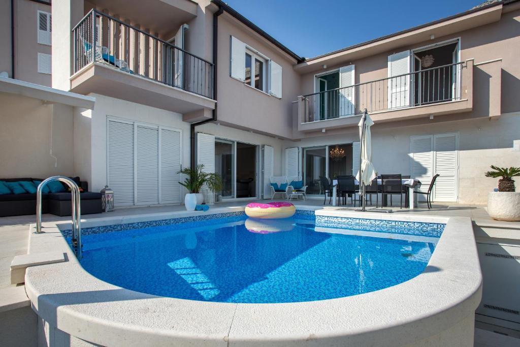 バシュカ・ヴォダにあるLuxury Villa Rogacの家の前のプール