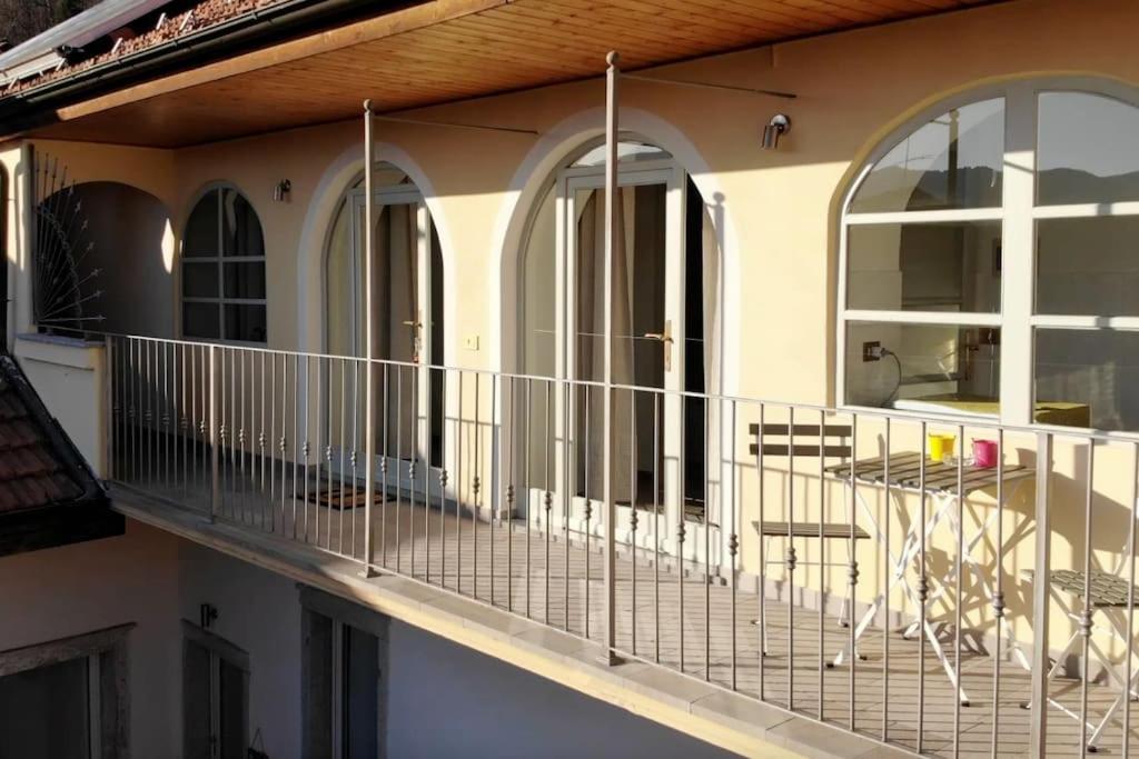 een balkon van een huis met een tafel en stoelen bij Appartamento CasaMia in Miasino