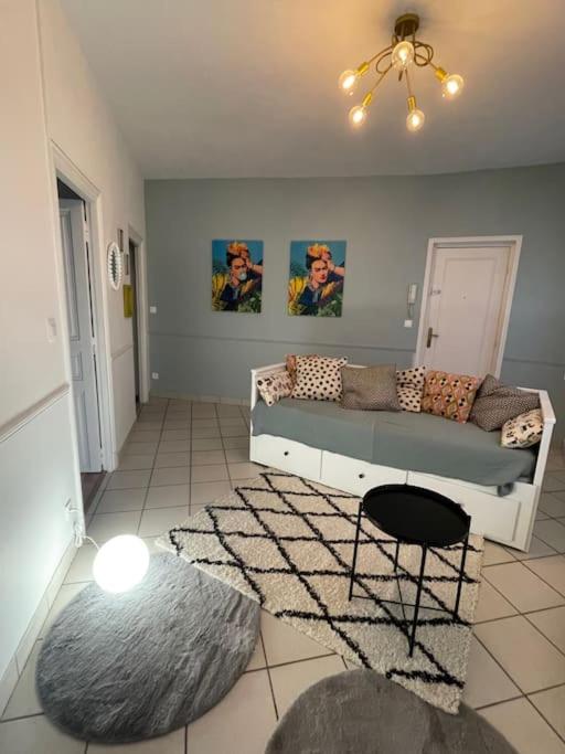 un salon avec un canapé et un tapis dans l'établissement Le Bubble, à Épernay