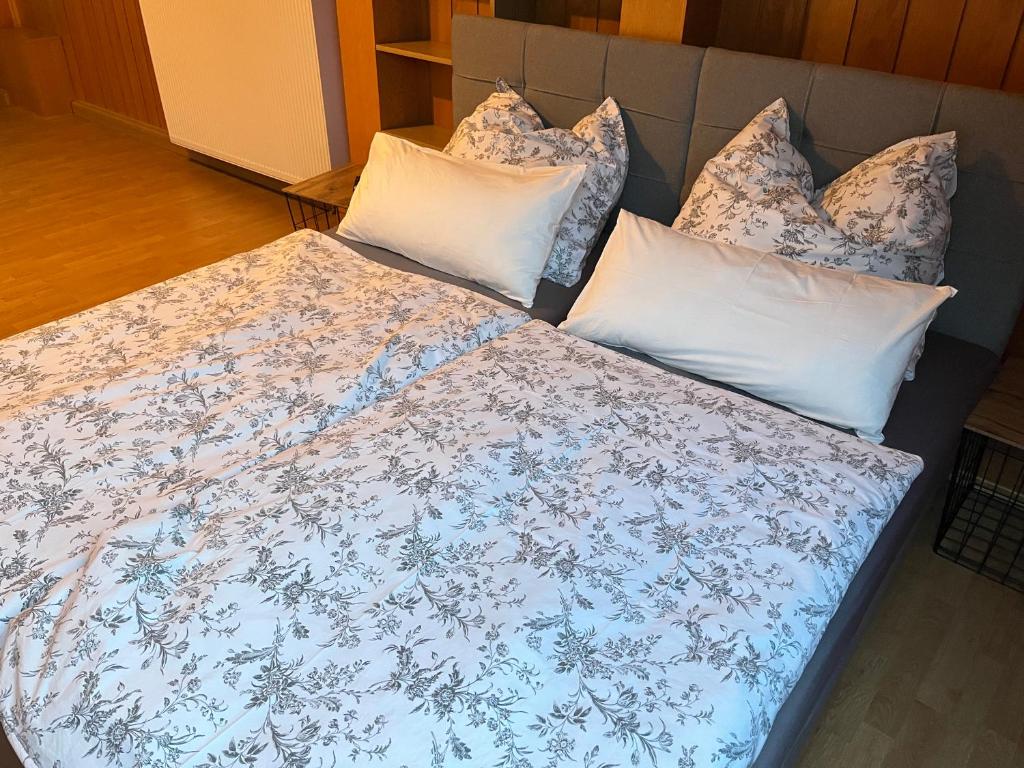 מיטה או מיטות בחדר ב-FerienWohnung A&S Heuchelheim