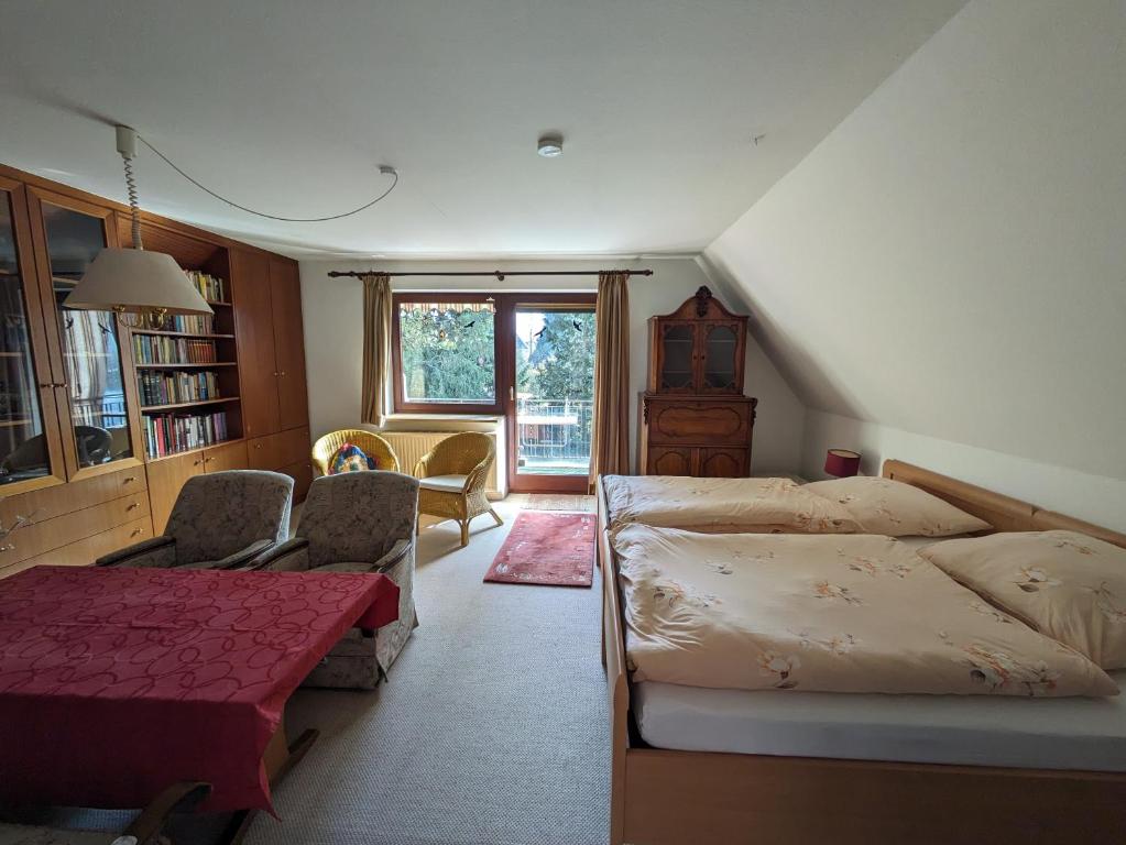 a bedroom with two beds and a table and chairs at Ferienwohnung Blumenweg in Büchen