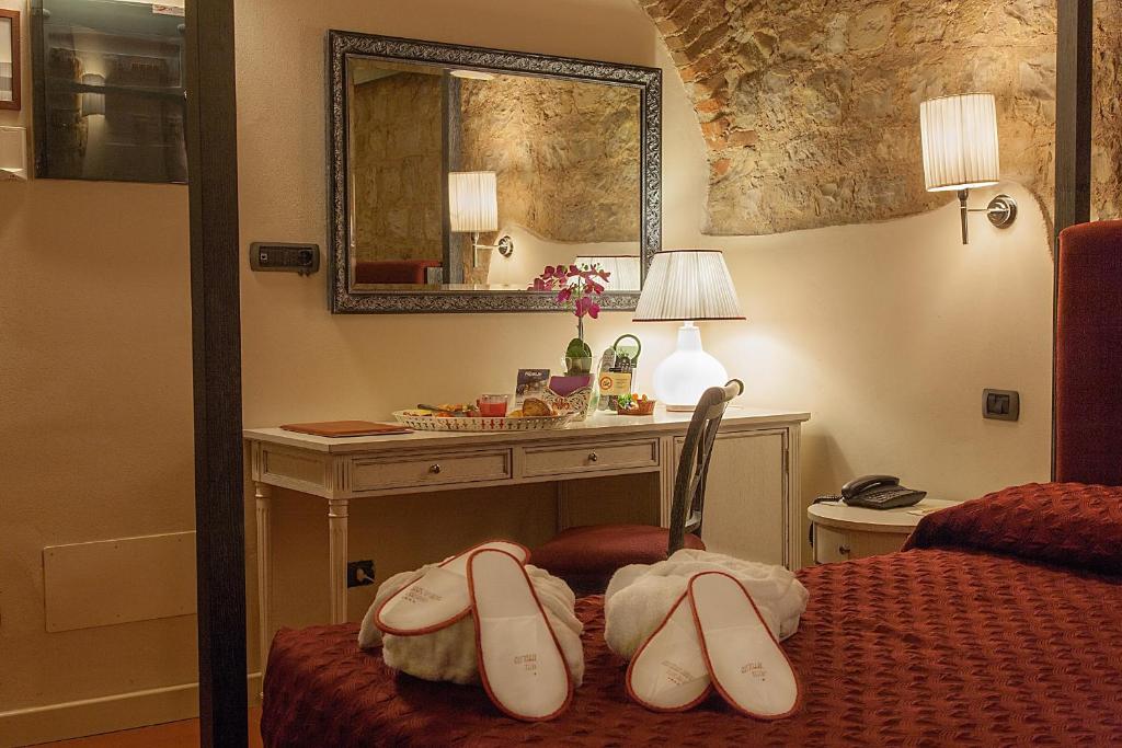Postel nebo postele na pokoji v ubytování Borgo Sant'ippolito Country Hotel