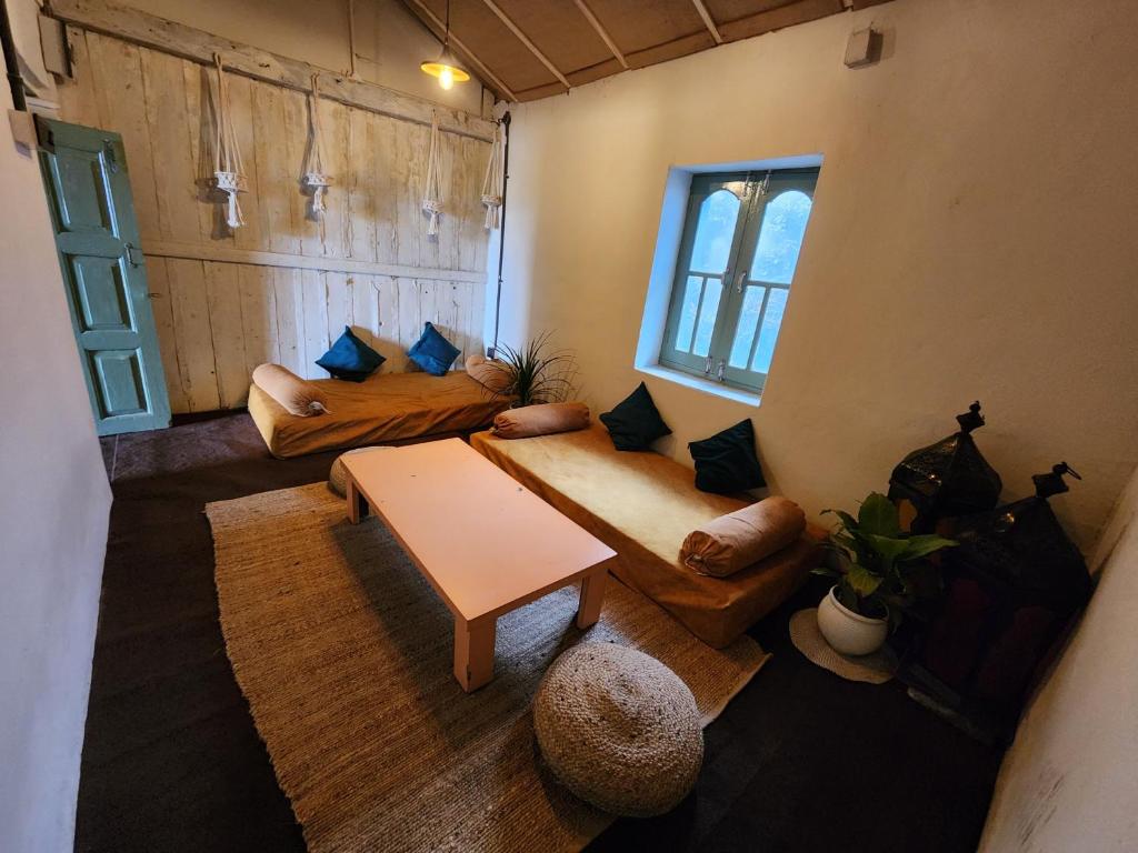 Posezení v ubytování Mudhouse Bir