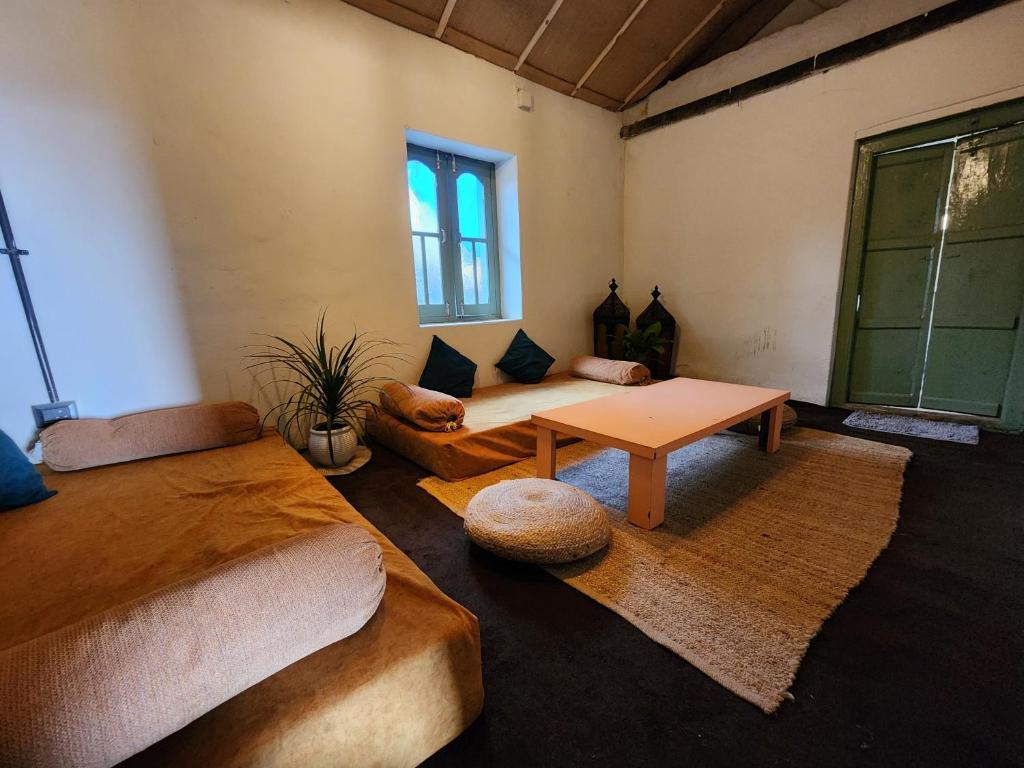 Posezení v ubytování Mudhouse Bir