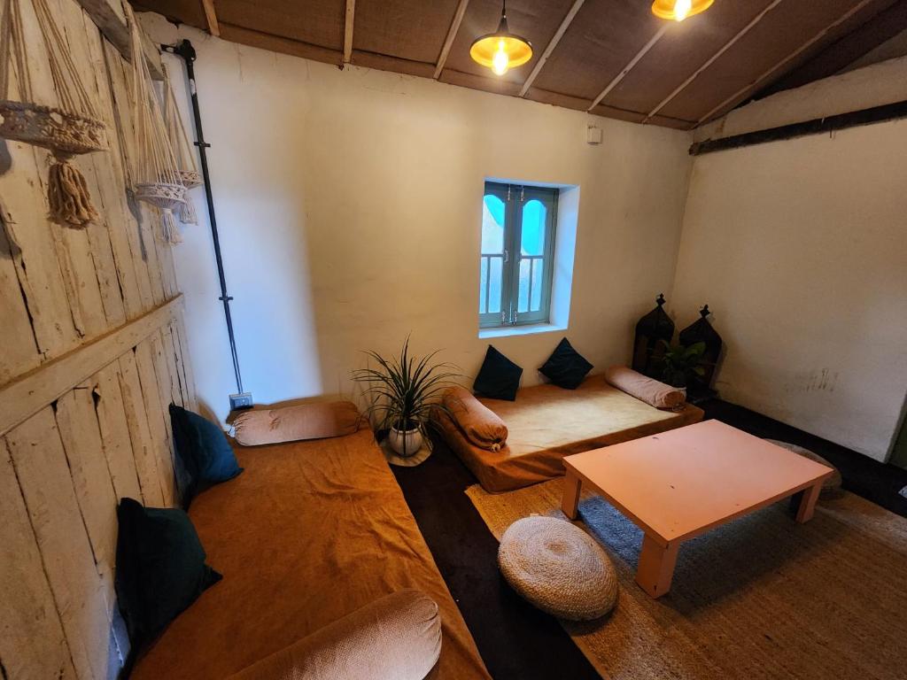 Postel nebo postele na pokoji v ubytování Mudhouse Bir