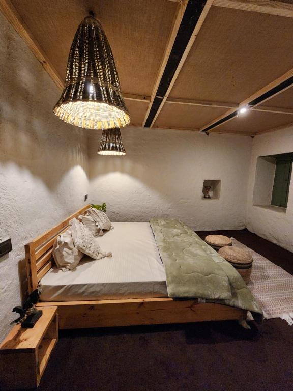Postel nebo postele na pokoji v ubytování Mudhouse Bir