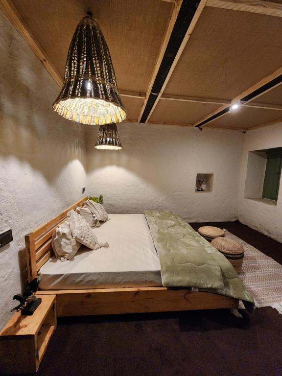 Postel nebo postele na pokoji v ubytování Mudhouse Bir