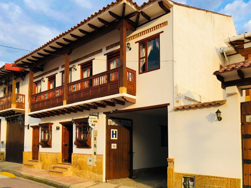 un edificio con balcón en la parte superior en HOTEL RUTA 40 VILLA DE LEYVA, en Villa de Leyva