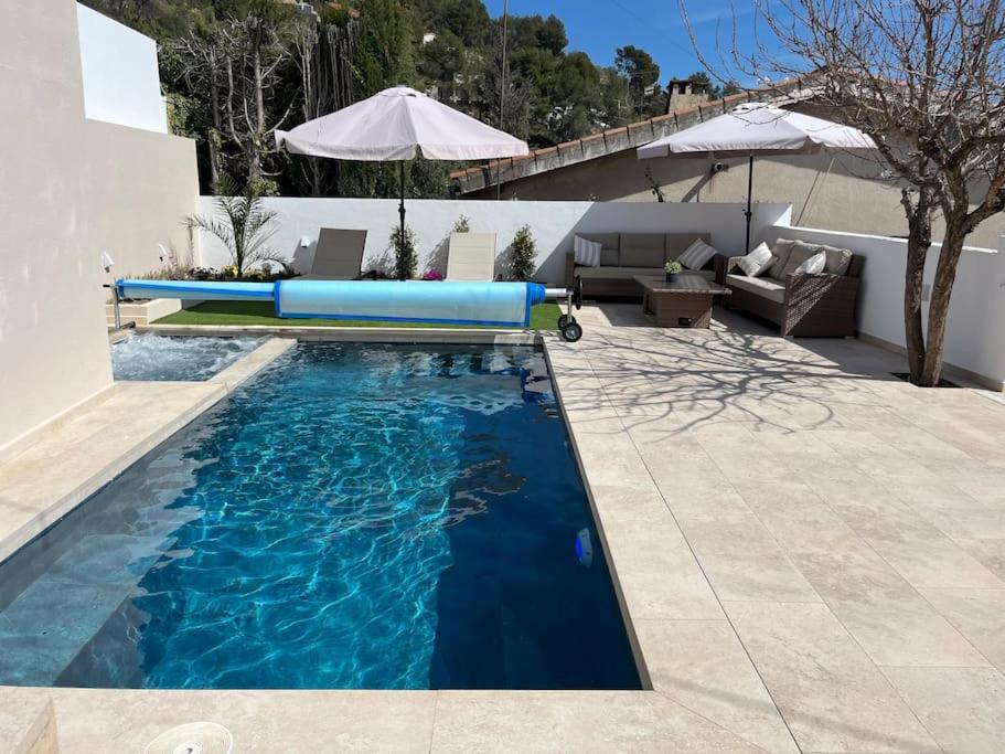 basen z niebieskim makaronem w ogrodzie w obiekcie Lux@Spa2 w mieście Vallirana