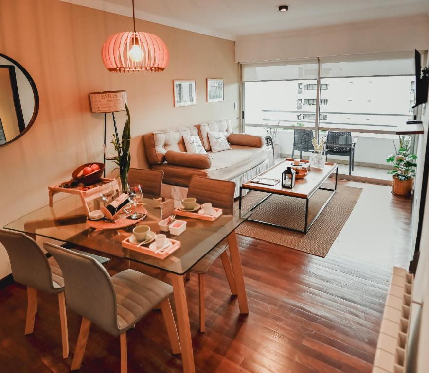 sala de estar con mesa y sofá en Sarmiento Suites Premium en Salta