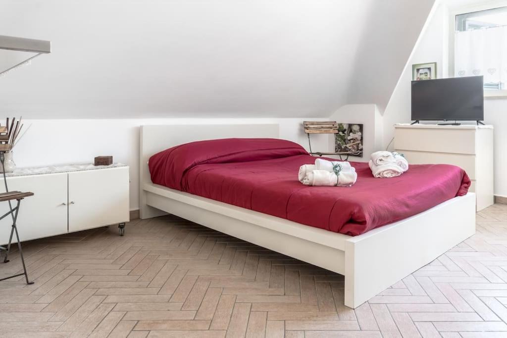 dois bichos de peluche sentados numa cama num quarto em Fiuggi Dream: La Casa dei Sogni em Fiuggi