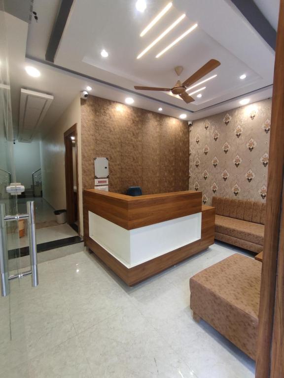 un vestíbulo de una clínica con sala de espera en The prime hotel en Ujjain
