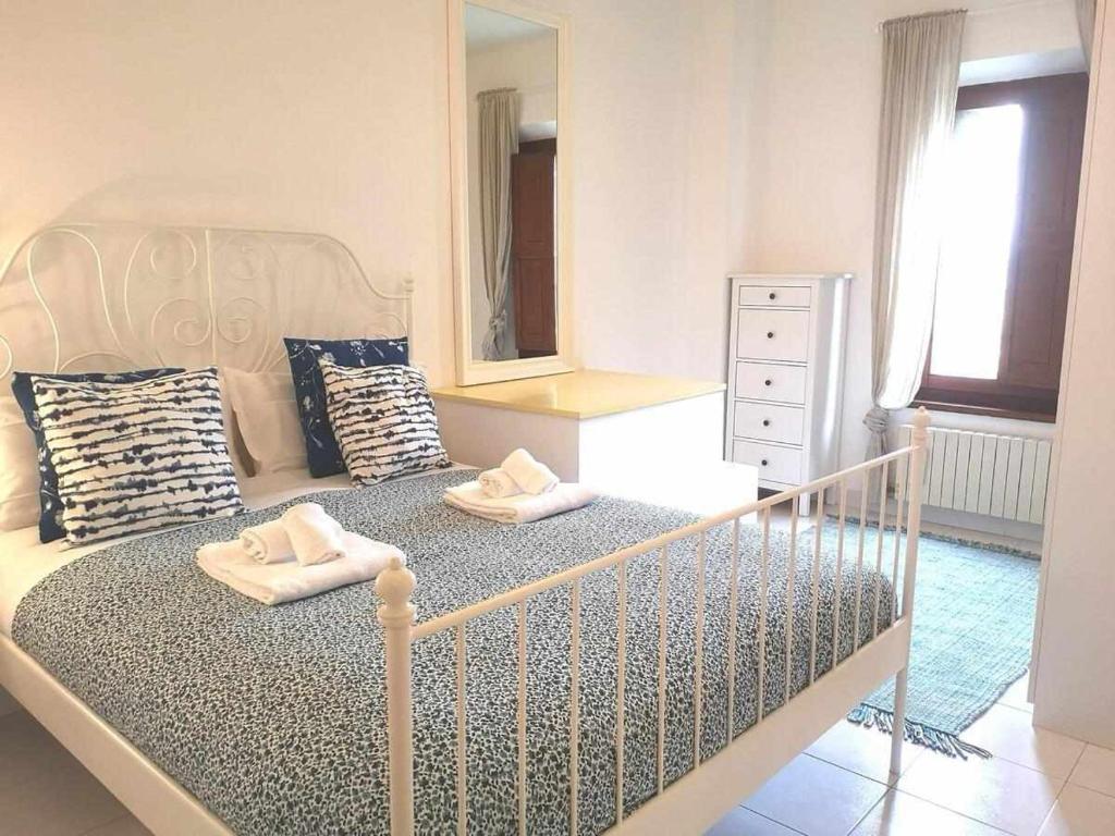 una camera da letto con un letto e due asciugamani di I Cappuccini Casa Vacanze a Osimo