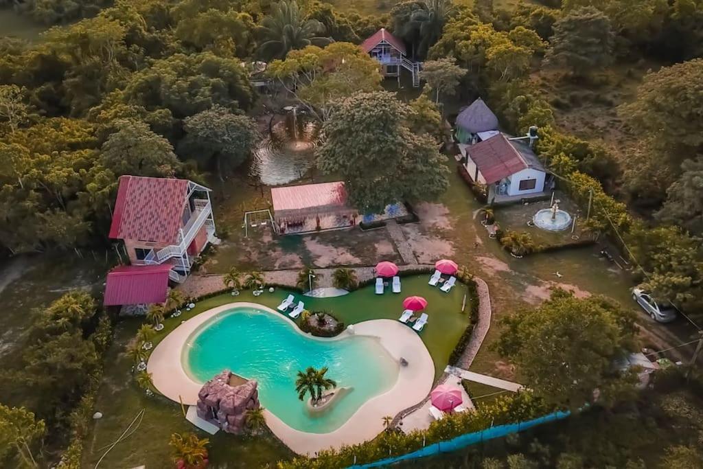 Bazén v ubytování COVEÑITAS Cabaña SOL amplia con Piscina tipo PLAYA, Máximo 34 Personas nebo v jeho okolí