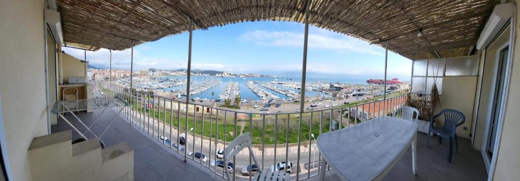 - un balcon avec vue sur un port avec des bateaux dans l'établissement Magnifique F3 tout équipé avec vue panoramique, à Ajaccio