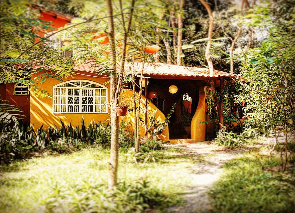 Zahrada ubytování Casas Vila Encantada Refúgio, conforto e natureza, apenas 2 min da avenida