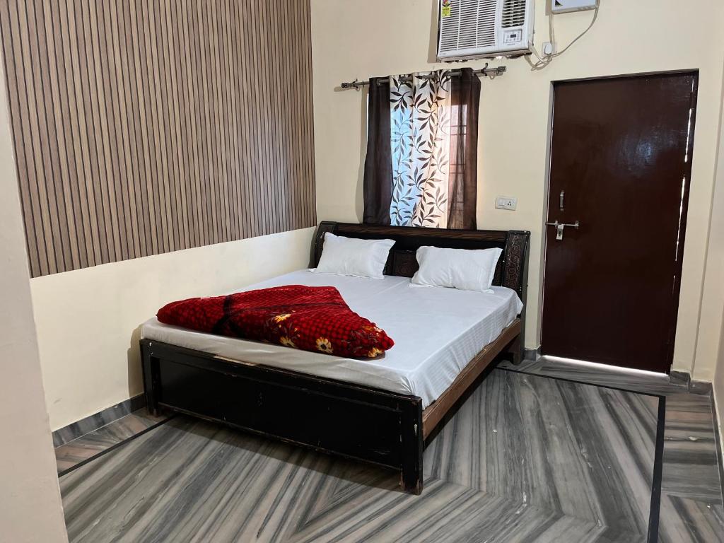 Een bed of bedden in een kamer bij Shri Banke Bihari