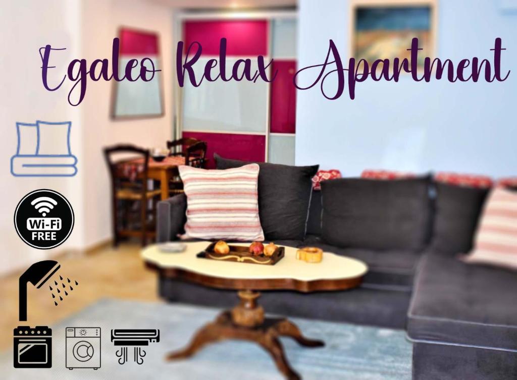ein Wohnzimmer mit Sofa und Tisch mit Essen drauf in der Unterkunft Egaleo Relax Apartment in Athen