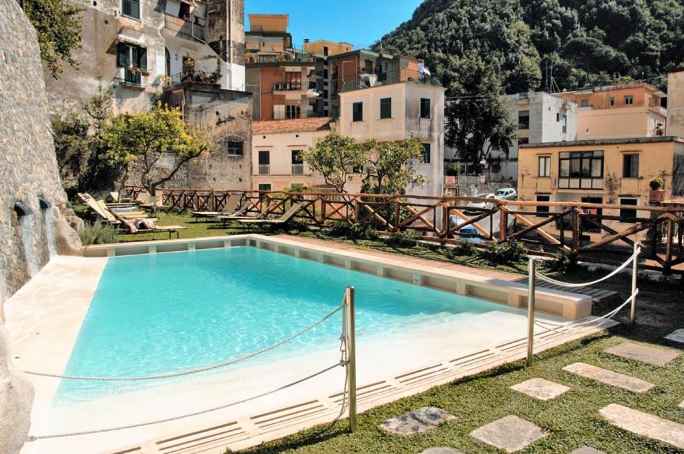 ein großer Pool in einer Stadt mit Gebäuden in der Unterkunft Le Volte with pool by Amalfivacation in Amalfi