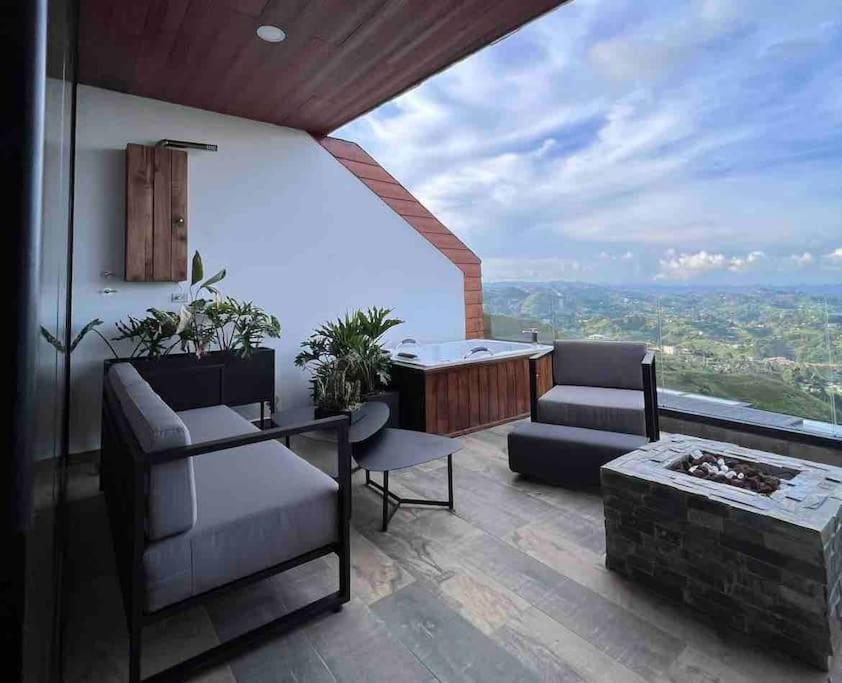 ein Wohnzimmer mit einem Sofa und einem Tisch in der Unterkunft Modern Guatapé Loft with Starlink WiFi in Guatapé