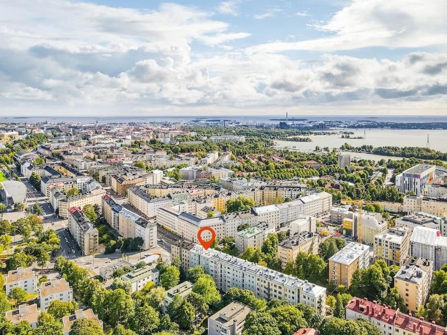 uma vista aérea de uma cidade com edifícios em Renovated 64m2 apartment em Helsínquia