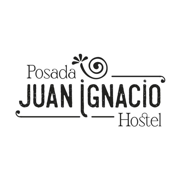 ロサリオにあるHostel Posada Juan Ignacioのジュメイラホテルの黒白のロゴ