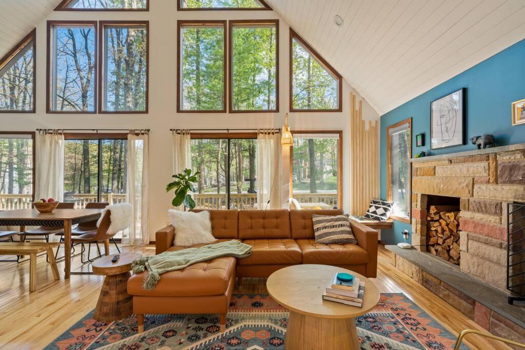 salon z kanapą i kominkiem w obiekcie The Blue Forest Chalet - Kayak, Hike, Hot Tub w mieście East Stroudsburg
