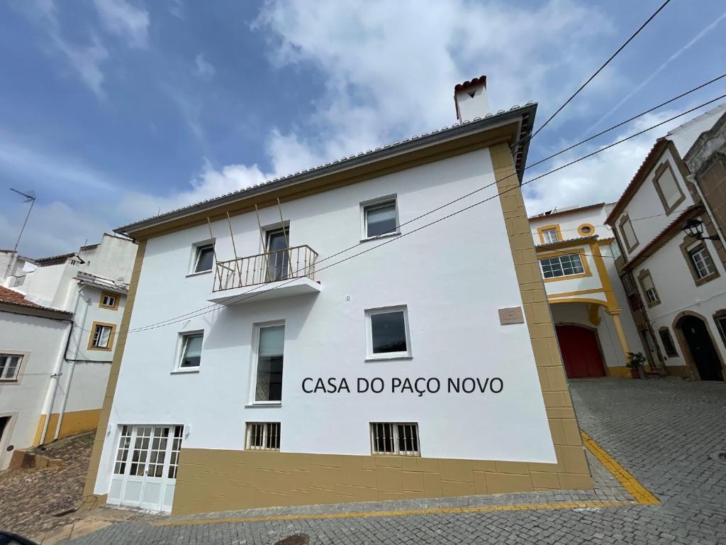 un edificio con un cartello che legge casa do ricapo novo di CASA DO PAÇO NOVO a Castelo de Vide