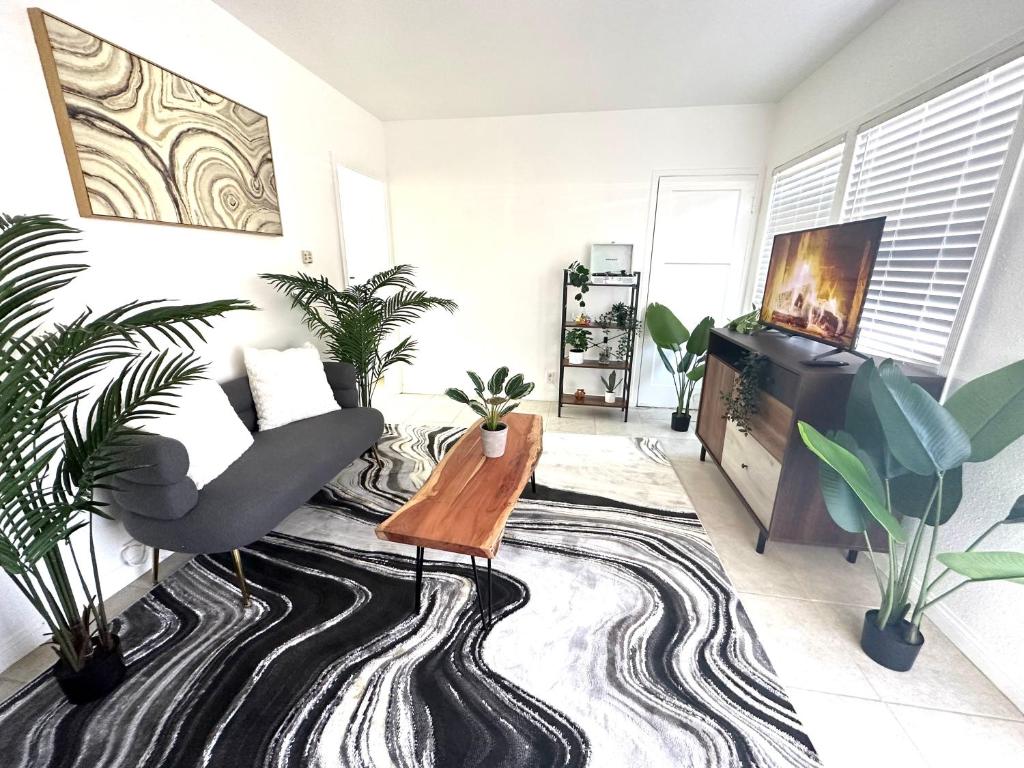 風鈴草市的住宿－Cottage Stay: near LA & OC，带沙发和电视的客厅以及植物
