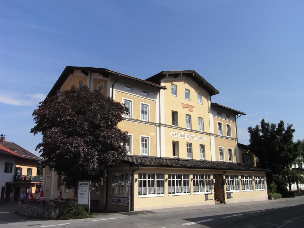 un edificio amarillo al lado de una calle en Gasthof Kampenwand Aschau en Aschau im Chiemgau