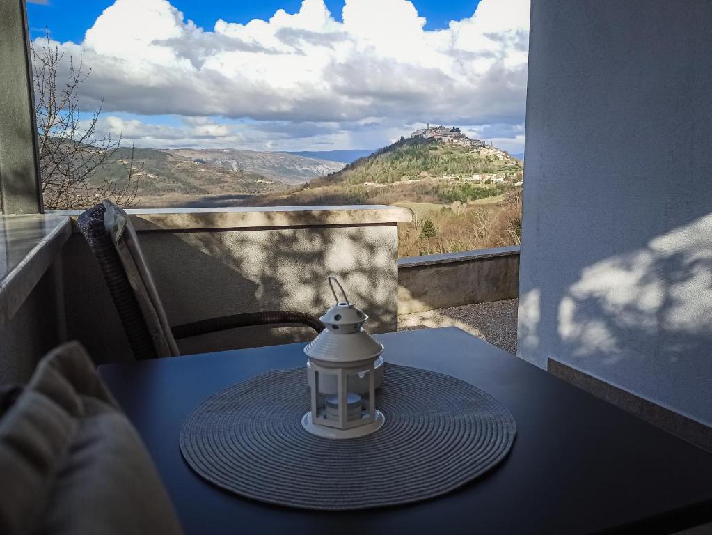 eine Teekanne auf einem Tisch auf einem Balkon in der Unterkunft Soba Ulika in Motovun