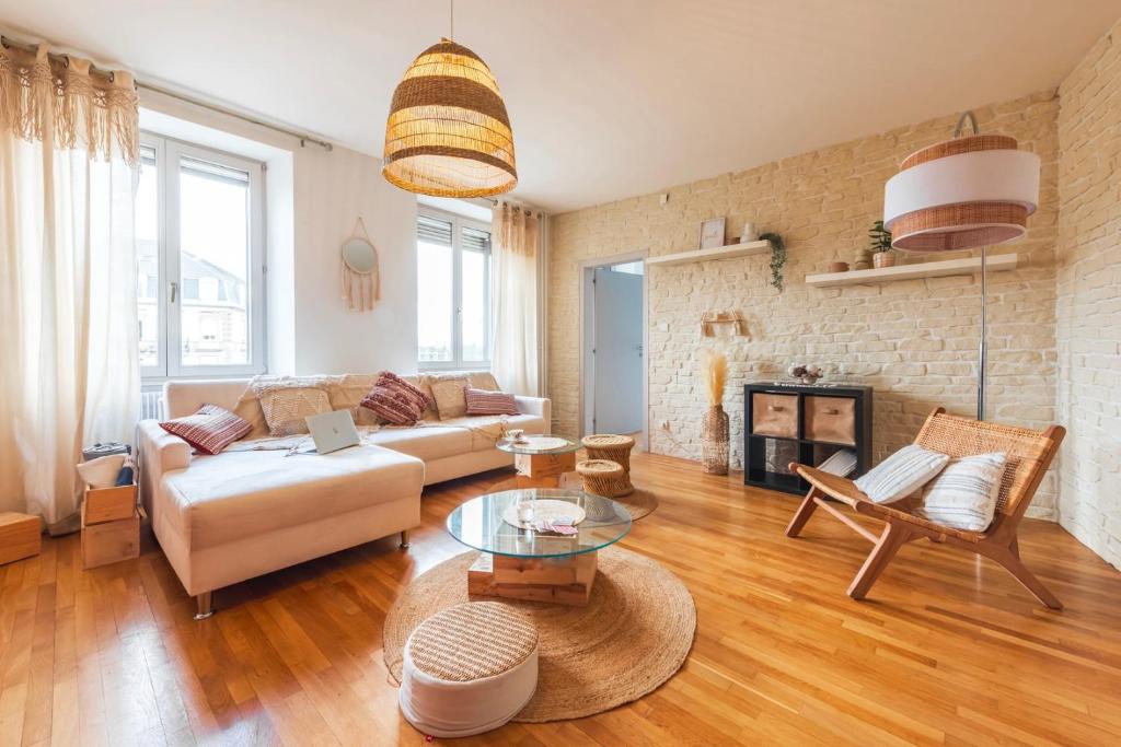 un salon avec un canapé et une table dans l'établissement Nouveau - Faubourg National - En face de la Gare, à Strasbourg