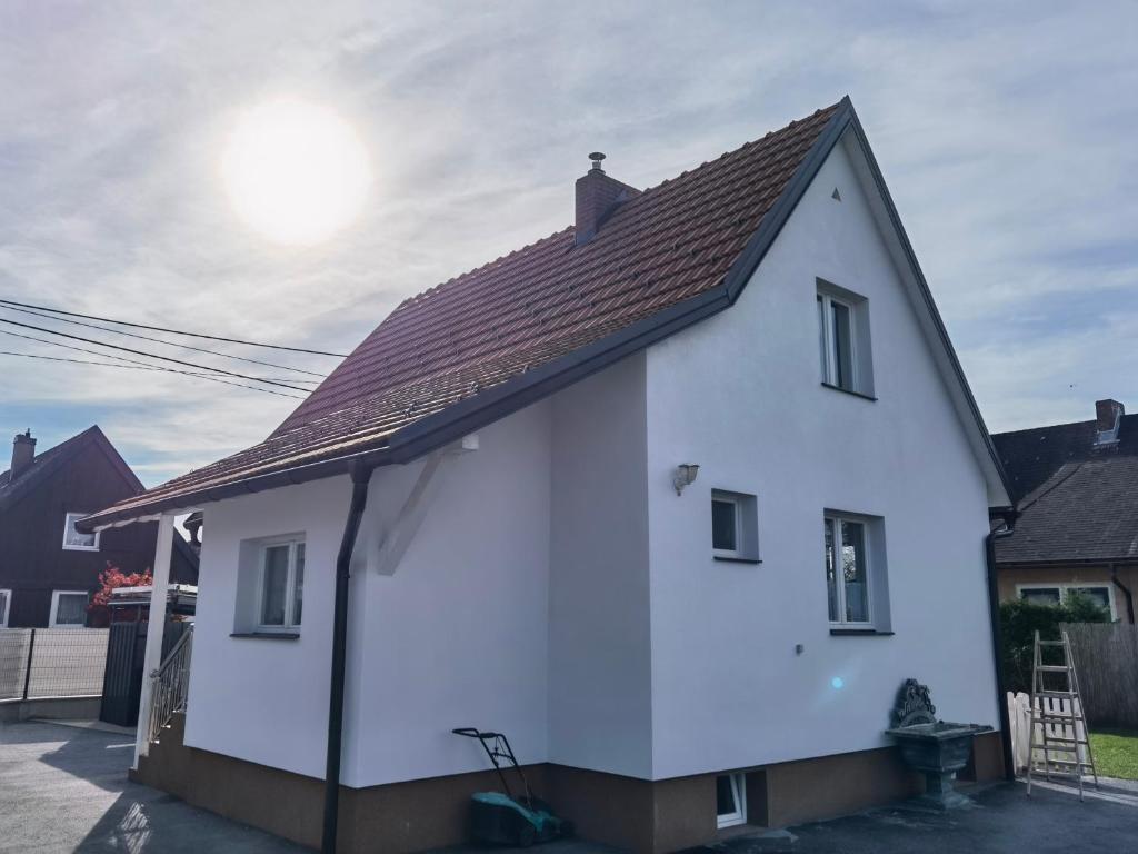 uma casa branca com um telhado castanho em Haus in Murfeld Graz em Graz