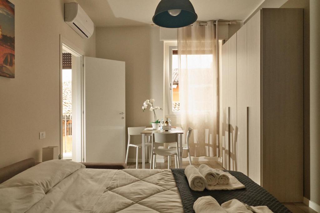um quarto com uma cama e uma mesa com cadeiras em Vista Apartments Verona em Verona