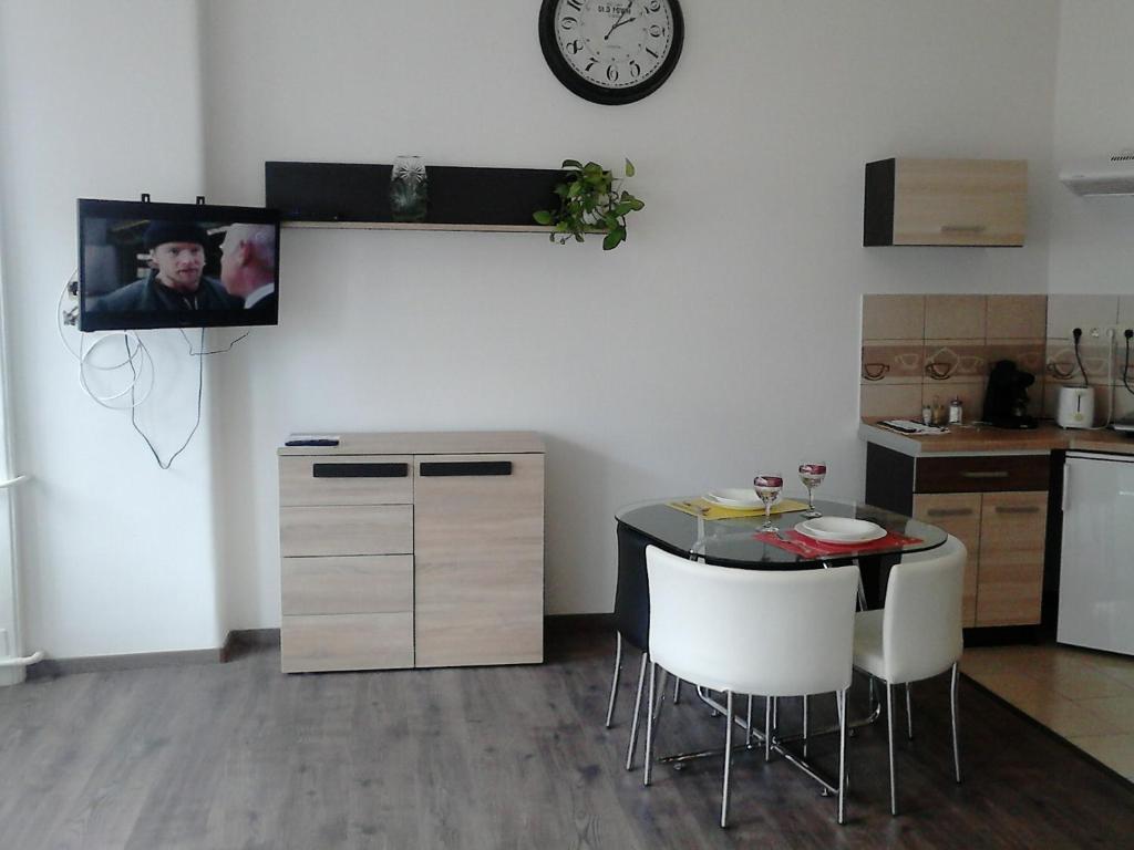 Kuchyňa alebo kuchynka v ubytovaní Next door Apartment