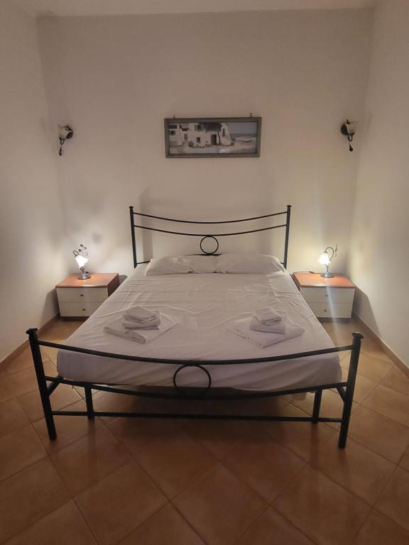 łóżko w pokoju z dwoma lampami na stołach w obiekcie Reef Fiumicino w mieście Fiumicino