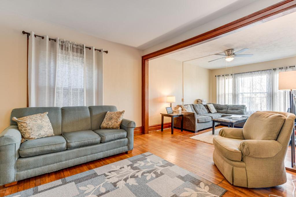 sala de estar con sofá y 2 sillas en Buffalo Apt with Balcony about 3 Mi to Downtown! en Buffalo