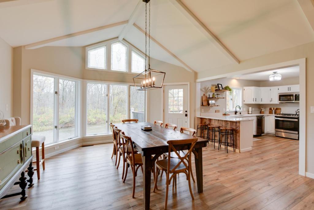 - une cuisine et une salle à manger avec une table et des chaises dans l'établissement East Aurora Home about 18 Mi to Downtown Buffalo!, à East Aurora