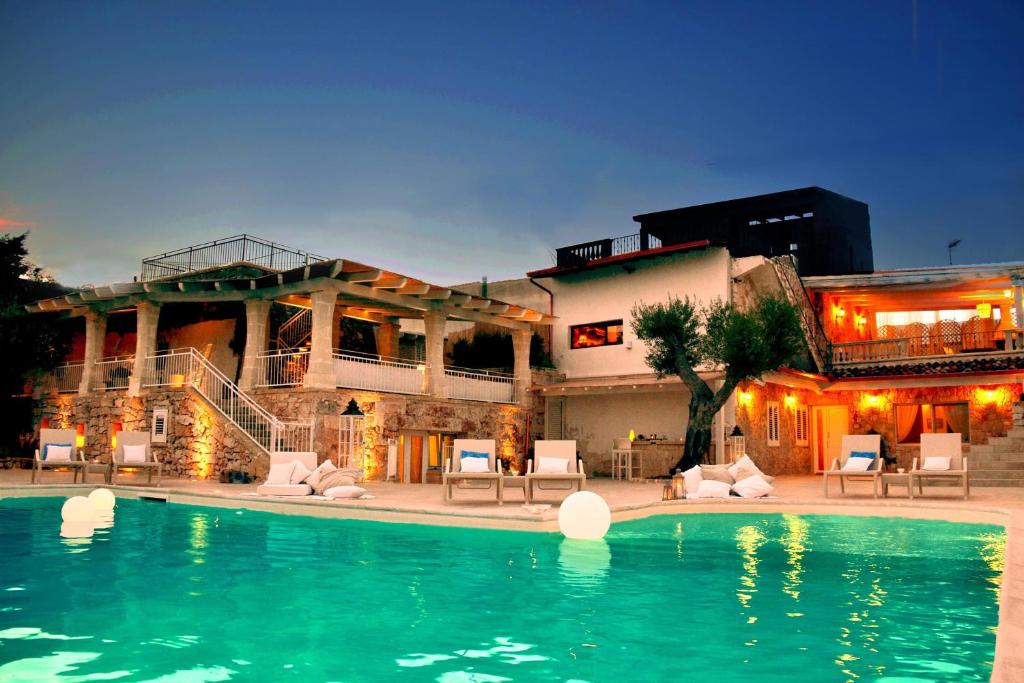 une piscine devant une maison dans l'établissement Muse Salentine, à Santa Maria al Bagno