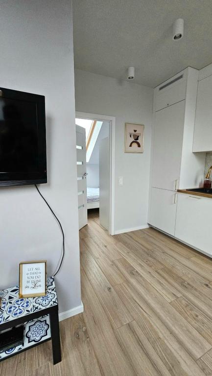 uma sala de estar com uma televisão de ecrã plano na parede em Apartamenty Nowickiego em Lublin