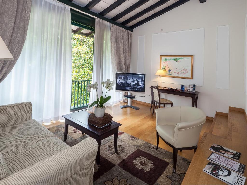 TV a/nebo společenská místnost v ubytování Park Hotel Principe